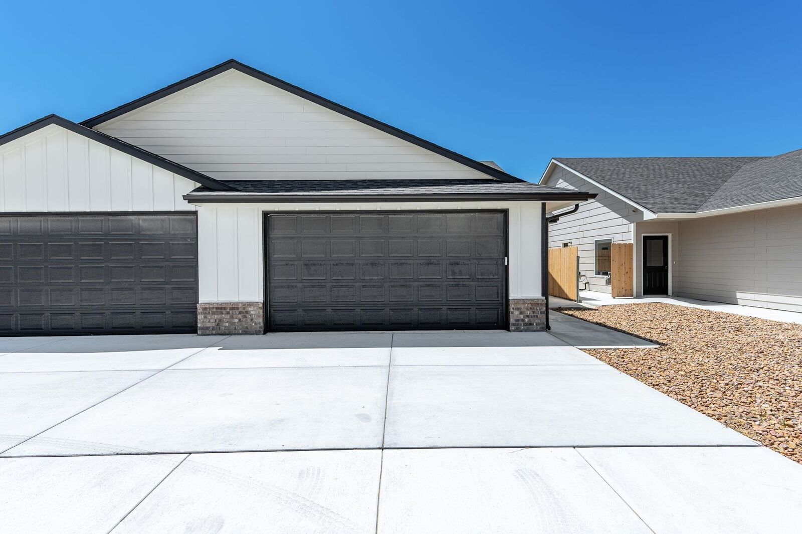 Property Photo: 511 E Harper St KS 67147-8955