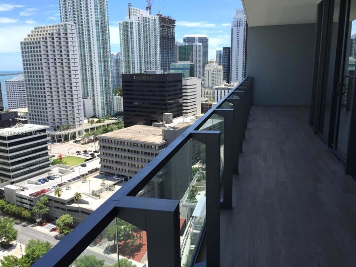 Property Photo:  68 SE 6th St 1809  FL 33131 