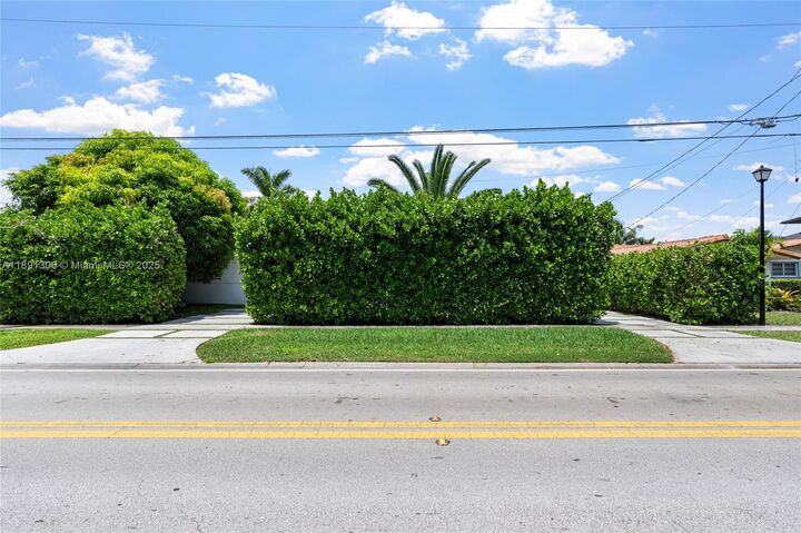 Property Photo:  2115 Keystone Blvd  FL 33181 