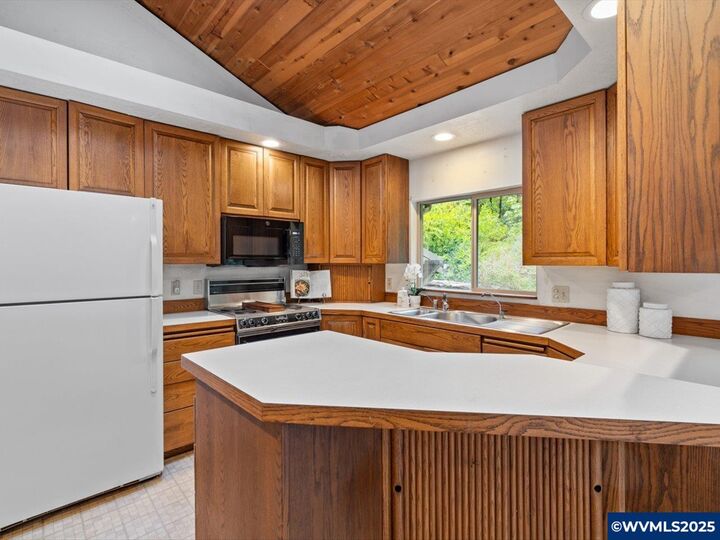 Property Photo: 22530 Woods Creek Rd OR 97370