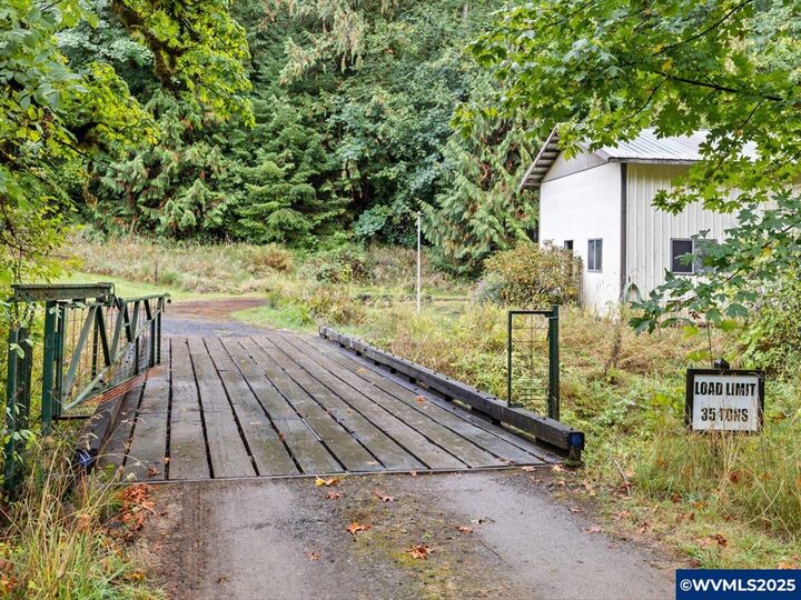 Property Photo: 22530 Woods Creek Rd OR 97370