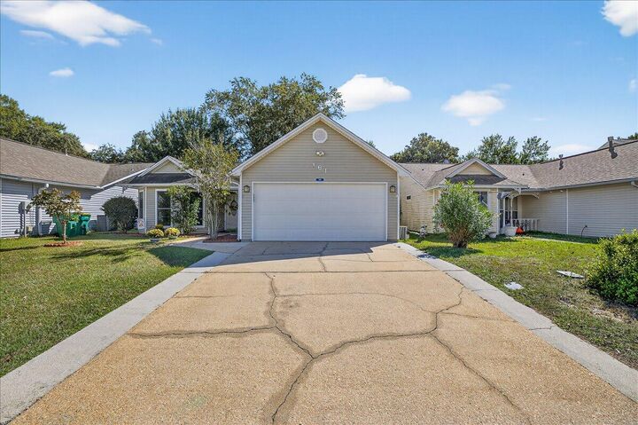 Property Photo: 161 Meadowbrook Court FL 32578