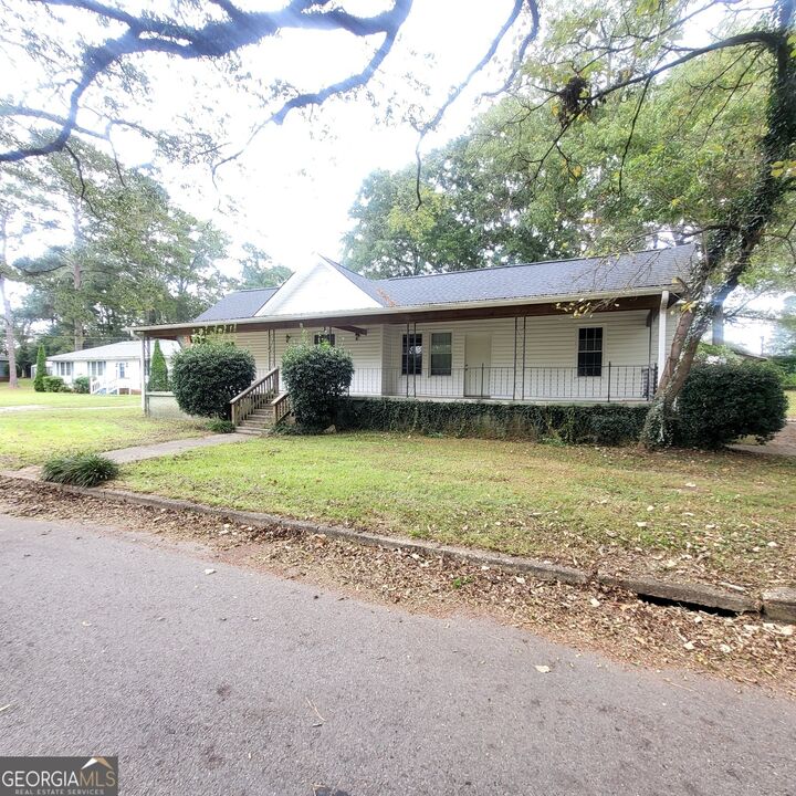Property Photo: 609 S 11th Avenue AL 36863