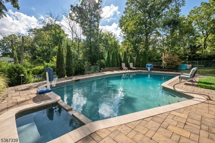 Property Photo: 5 Twin Oaks Ct NJ 07054