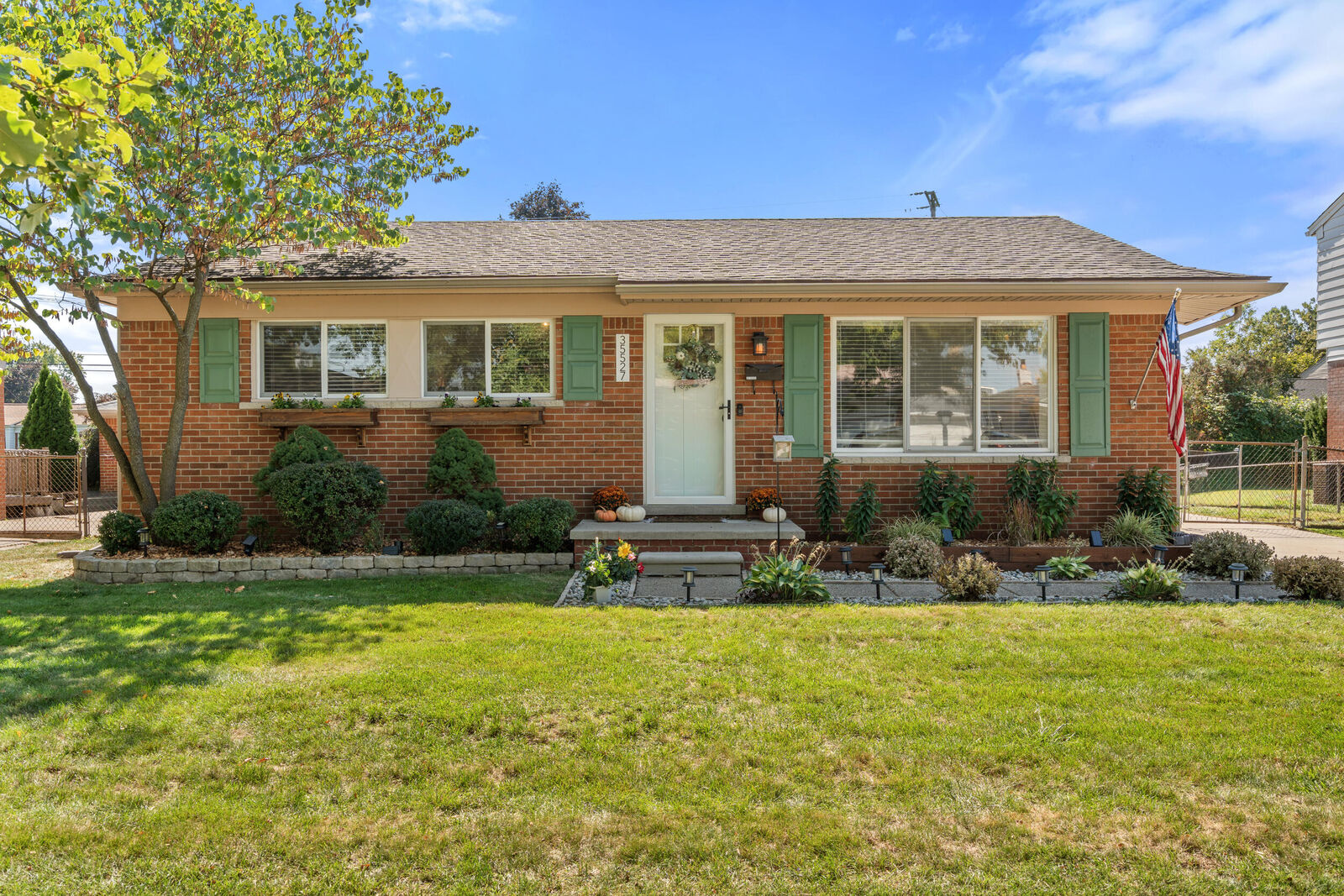 Property Photo: 35527 Elmira Street MI 48150