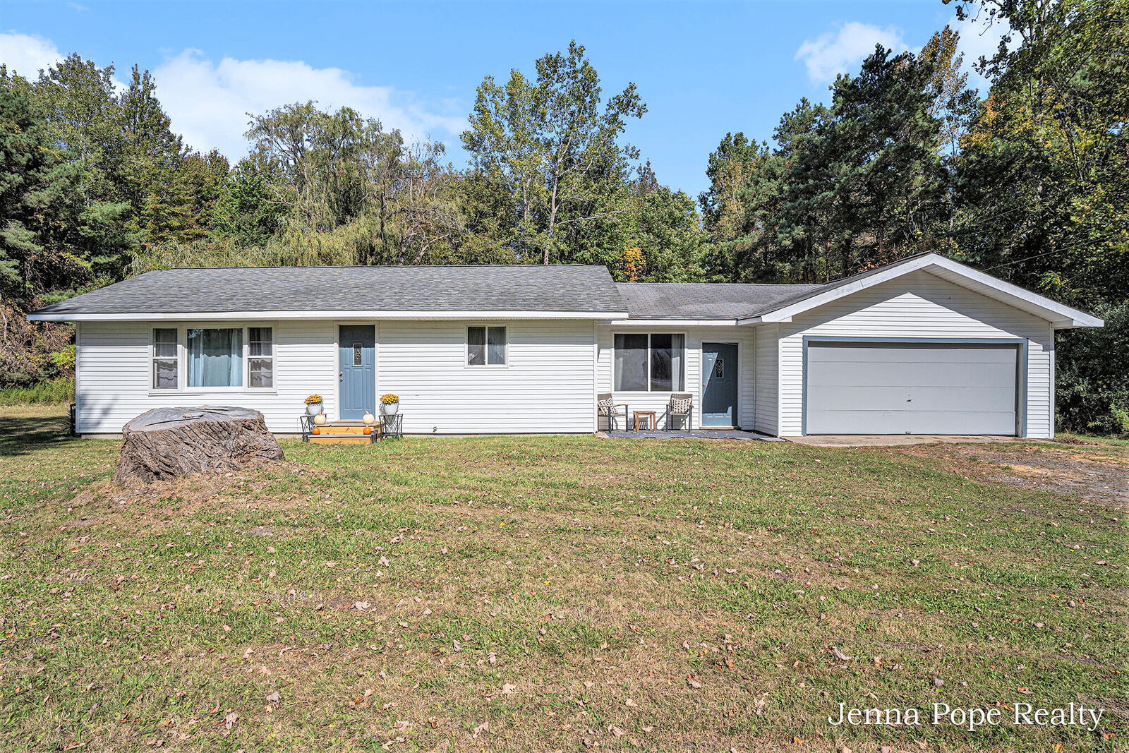 Property Photo: 4070 E Fruiport Road MI 49415