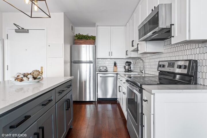 Property Photo: 1850 N Clark Street 704 IL 60614