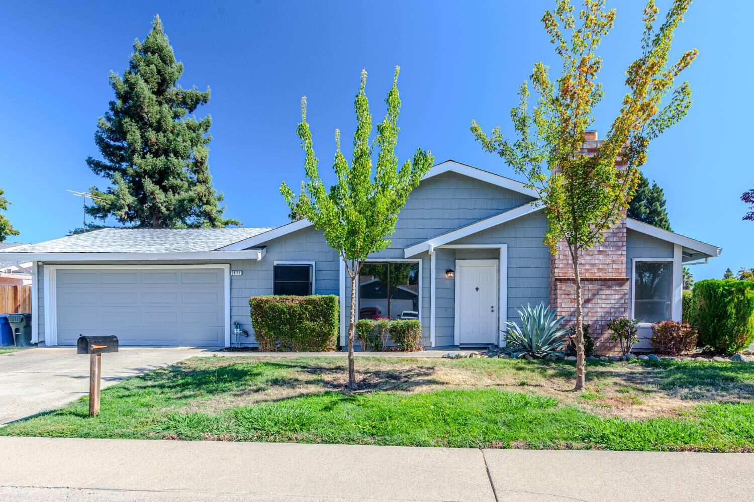 Property Photo: 2872 Baronet Way CA 95833