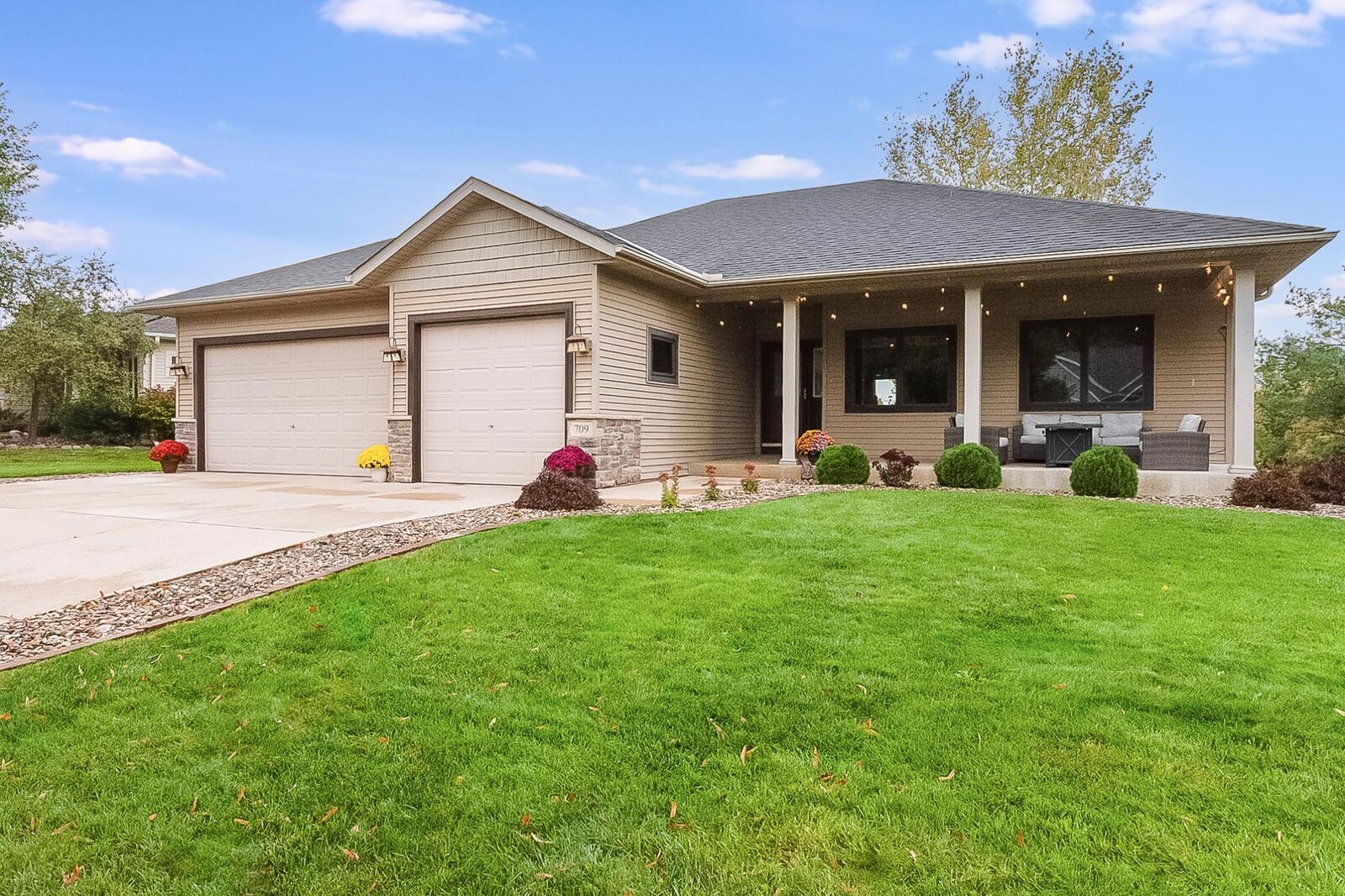 Property Photo: 709 Carter Drive MN 55057