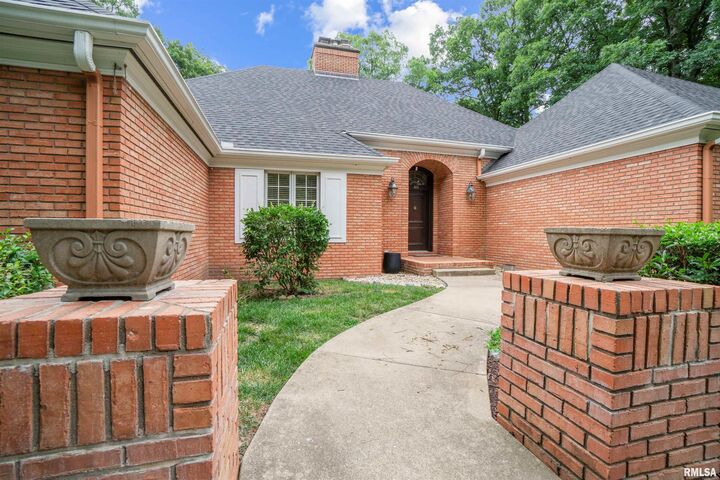 Property Photo:  416 W Ravinwoods Road  IL 61615 