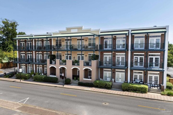 Property Photo: 415 E Romana St 104 FL 32502