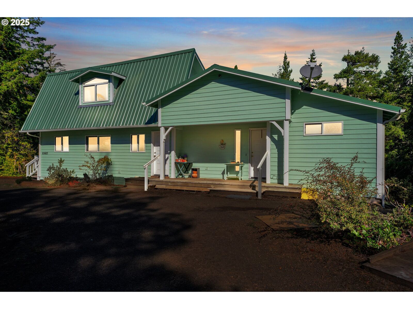 Property Photo: 5603 Friendly Acres Rd OR 97439