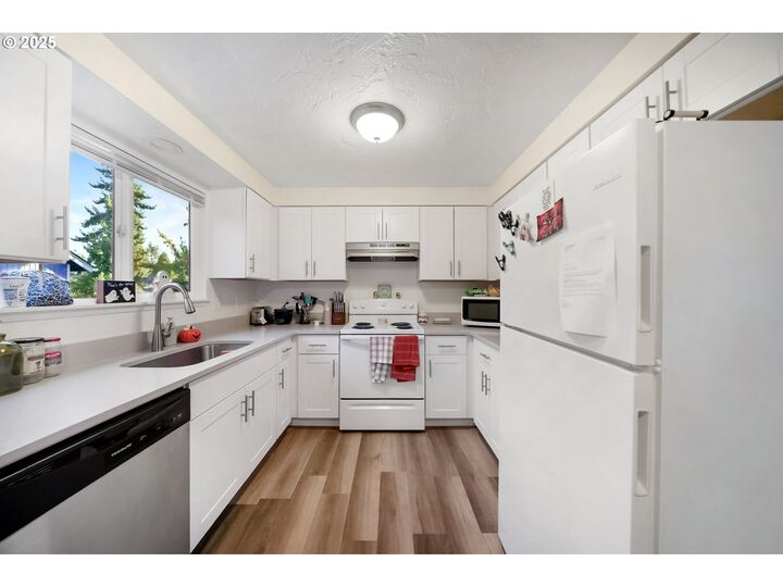 Property Photo:  5495 A St  OR 97478