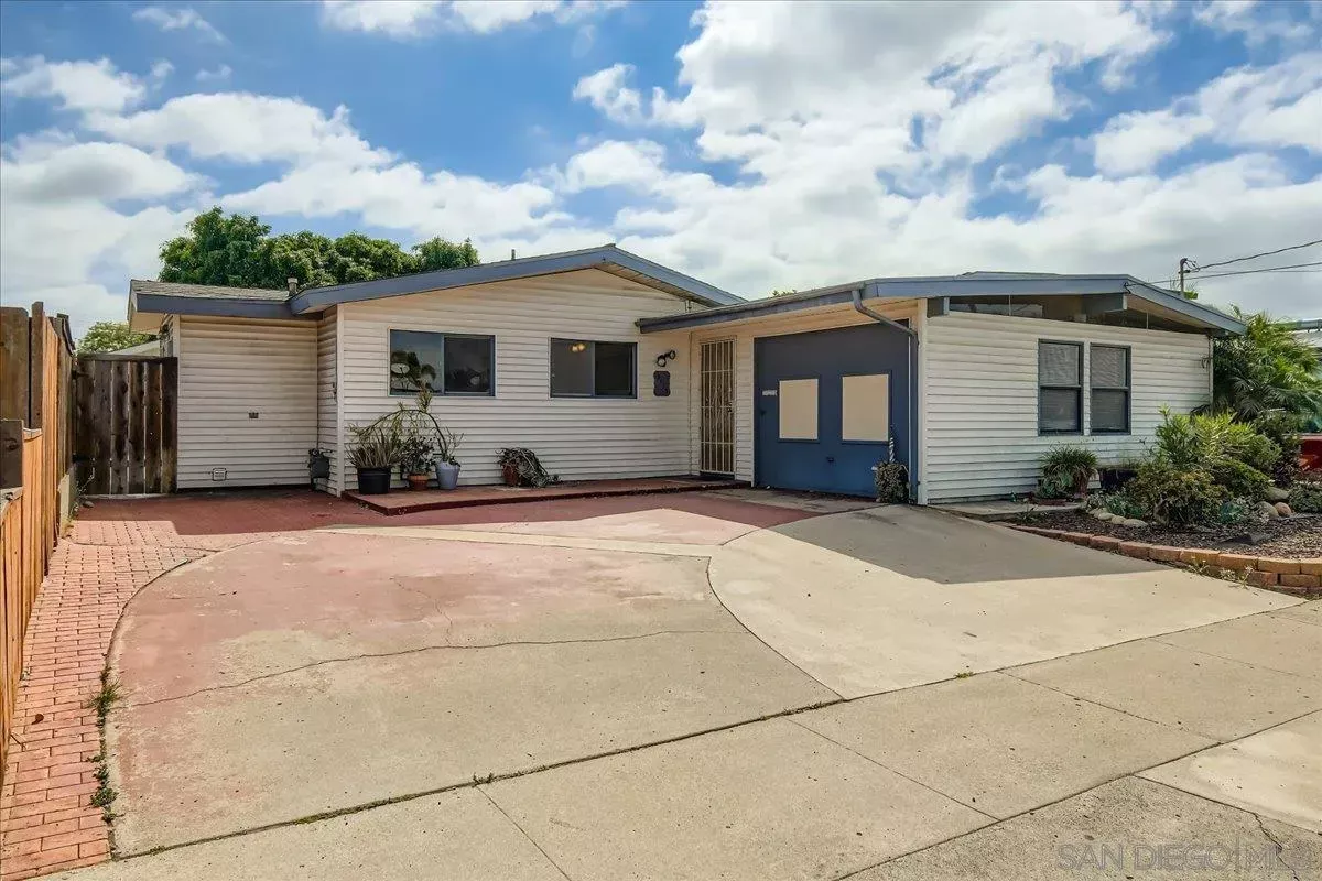 Property Photo: 5113 Bellvale Ave CA 92117
