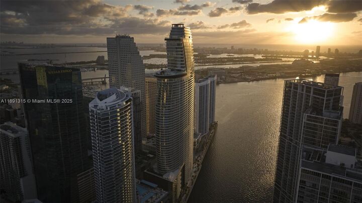 Property Photo:  300 Biscayne Boulevard Way 1705W  FL 33131 