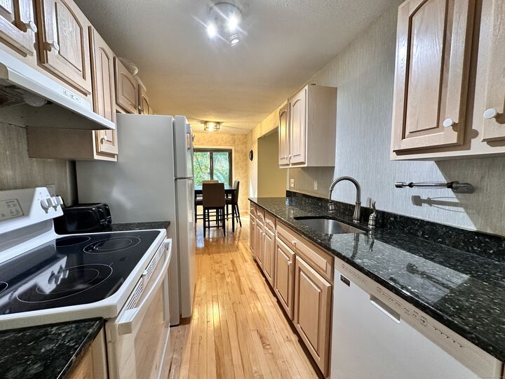Property Photo:  31 Woodsedge Drive Apt 1C  CT 06111 