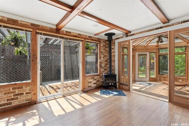 Property Photo:  811 9th Avenue N  SK S7K 2Z1 