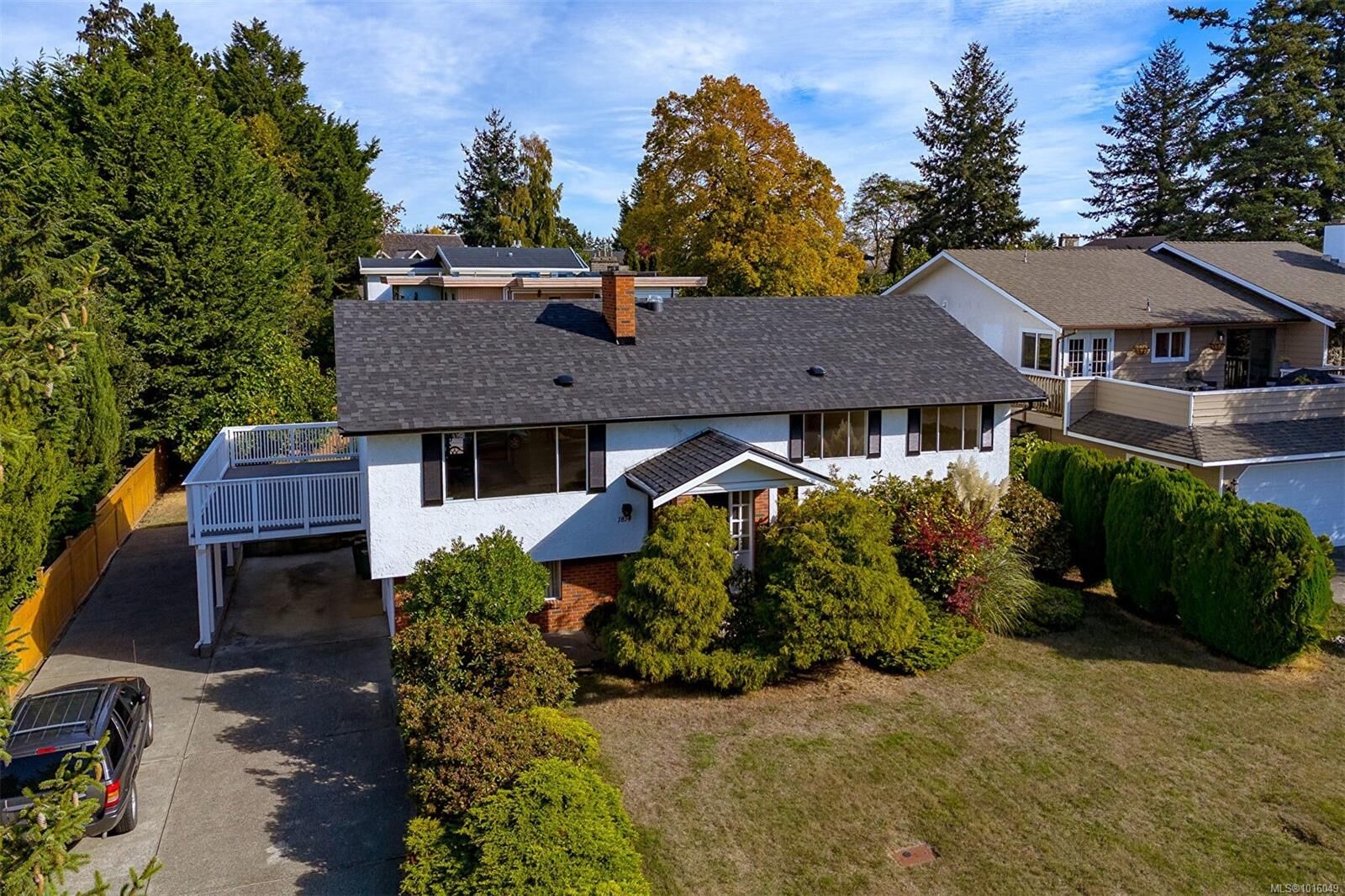 Property Photo: 1814 Hillcrest Ave BC V8N 5R8