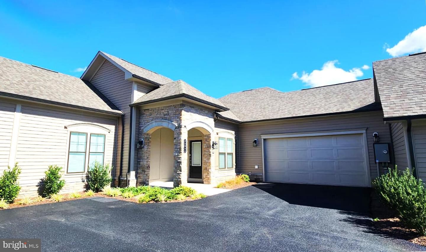 Property Photo: 43044 Greeley Square VA 20148