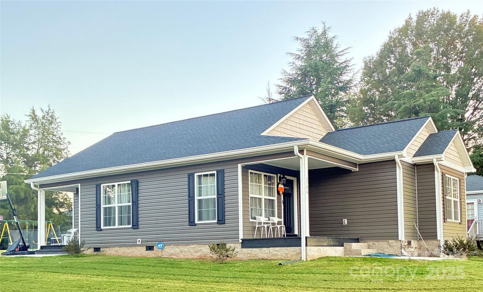 Property Photo: 1726 Arlington Avenue NC 28677
