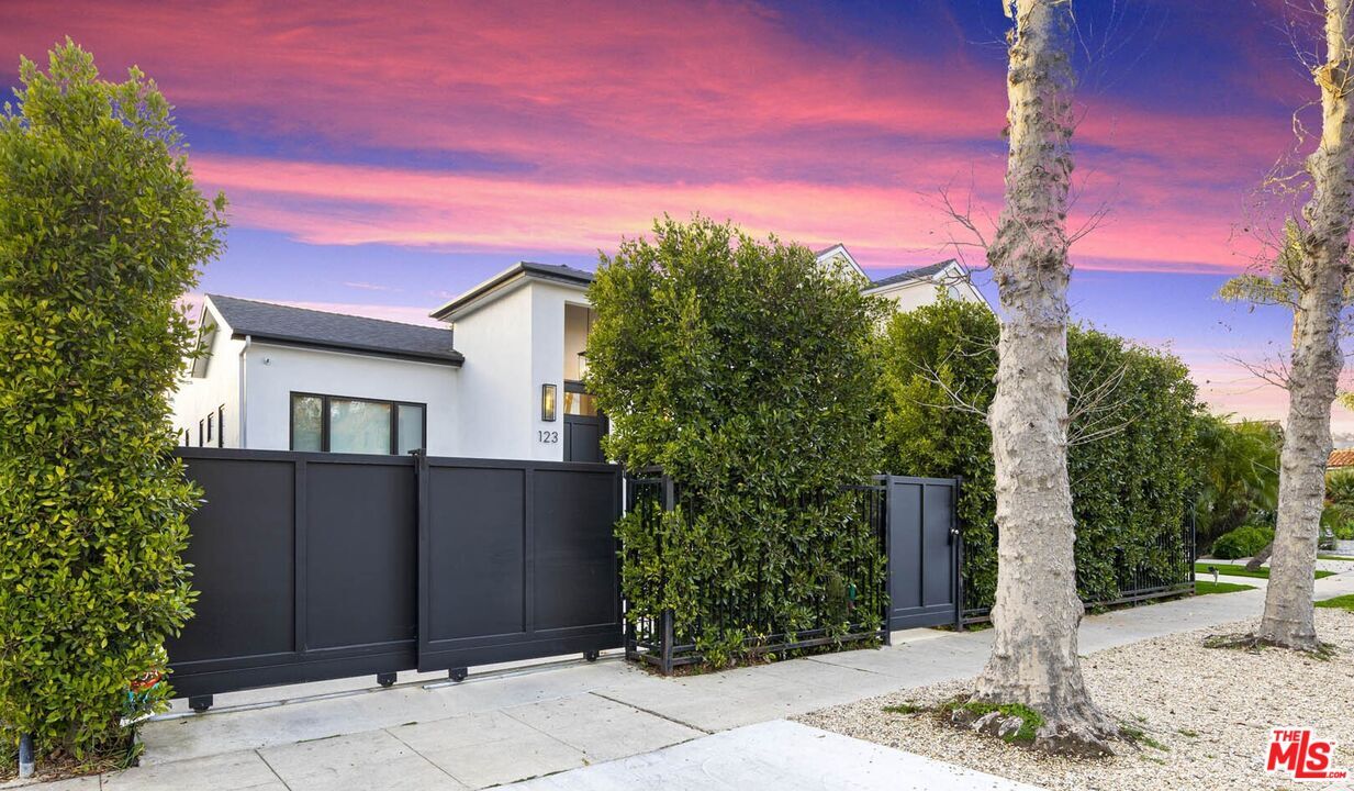 Property Photo: 123 S Kilkea Dr CA 90048