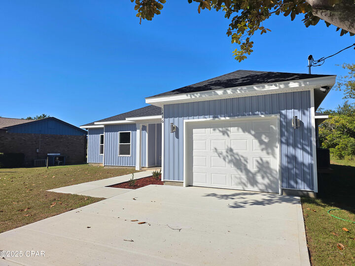 Property Photo:  1416 E Park Rd Road  FL 32404 