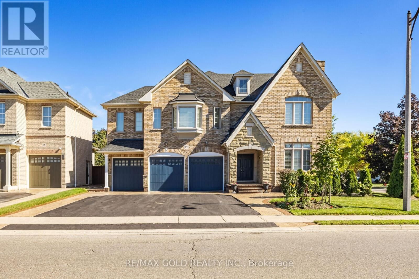 Property Photo:  19 North Eiffel Boulevard North  ON L6P 1V9 