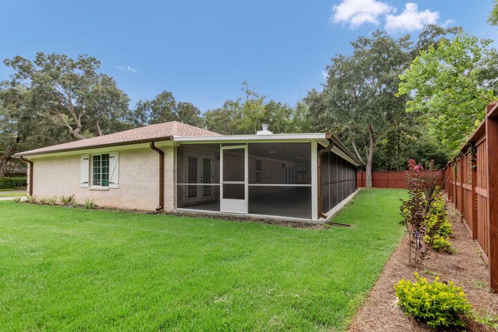 Property Photo: 343 Oaklake Lane FL 32578