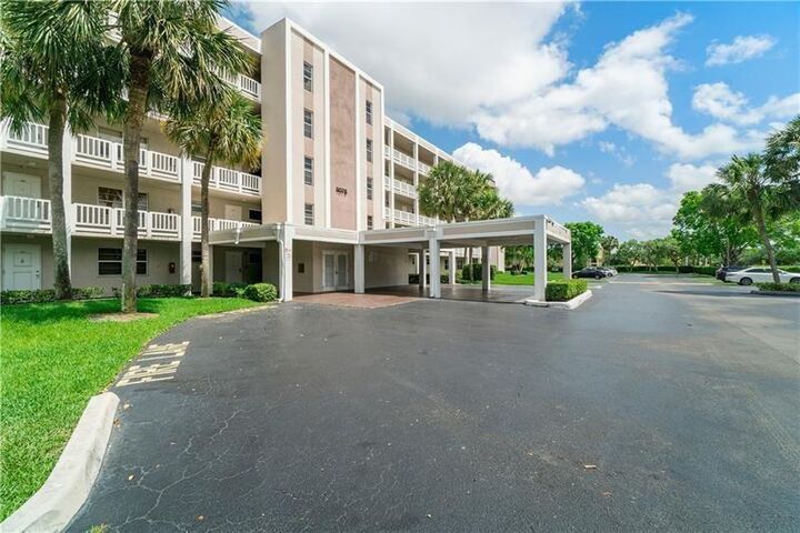 Property Photo:  1075 Riverside Dr 207  FL 33071 