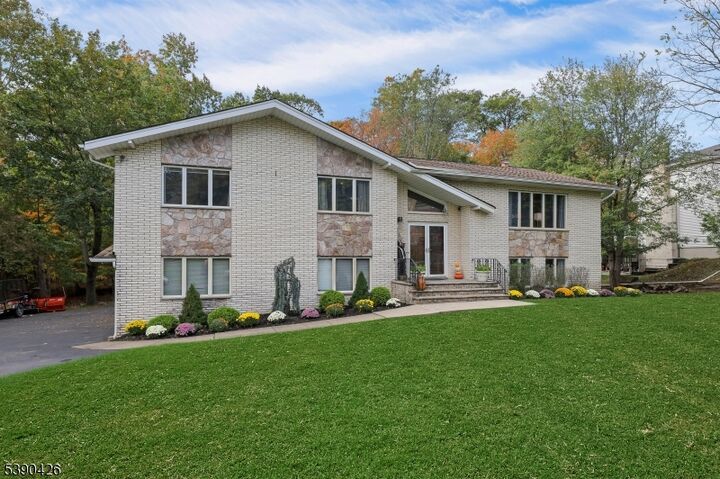 Property Photo: 9 Keiller Ct NJ 07508