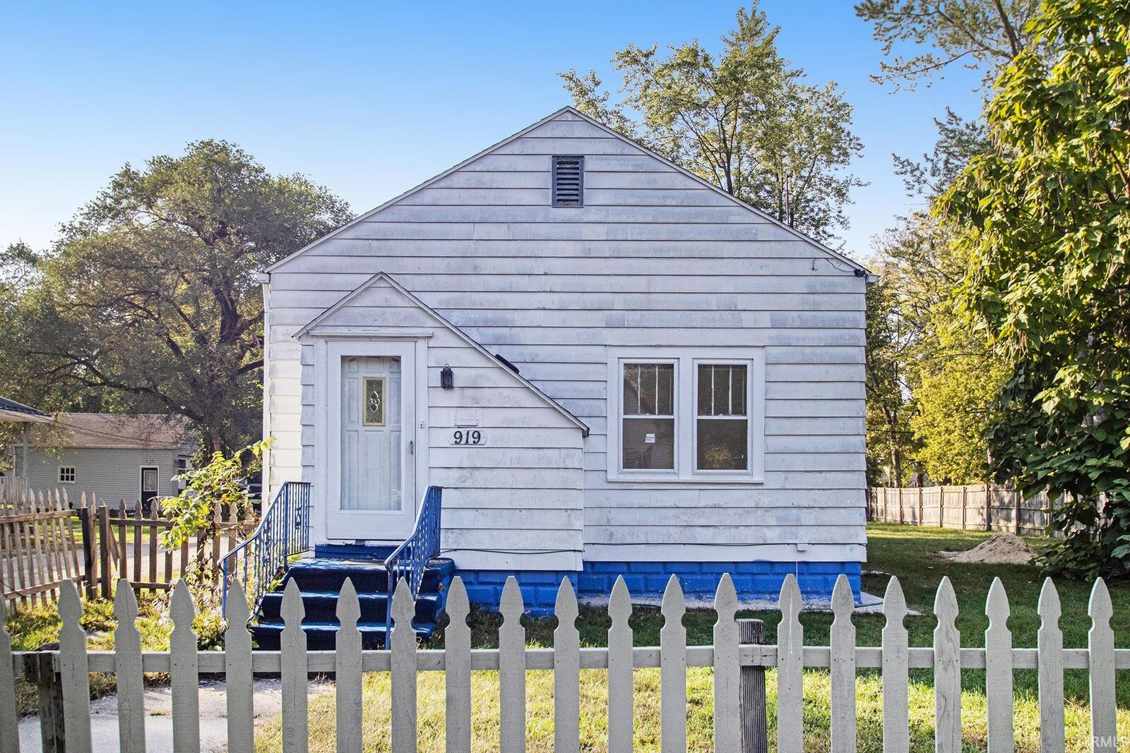 Property Photo:  919 W Wolf Avenue  IN 46516