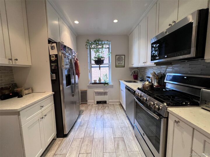 Property Photo:  2080 Barnes Avenue 5C  NY 10462