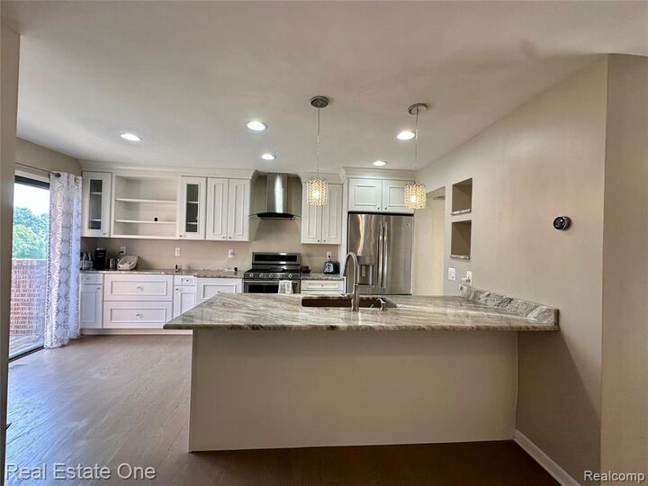 Property Photo:  410 Willow Grove Lane  MI 48307 2559