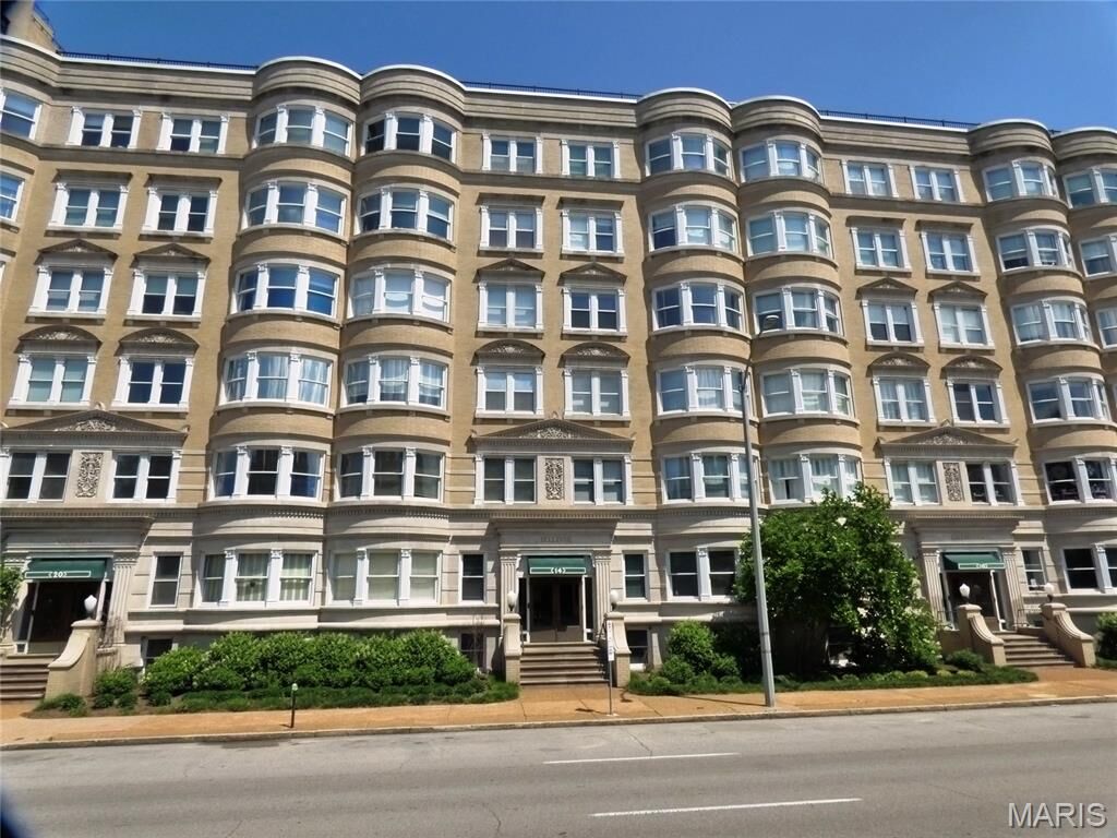 Property Photo: 10 N Kingshighway Boulevard 3cs MO 63108