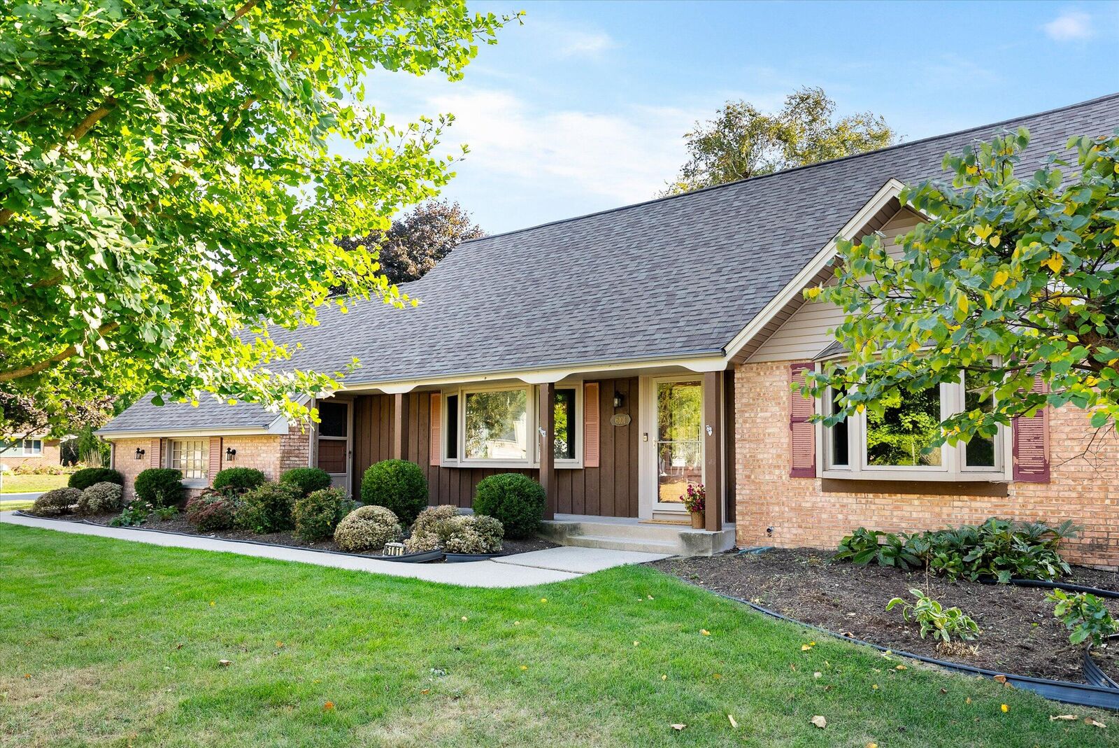 Property Photo:  6101 N Alberta Ln  WI 53217