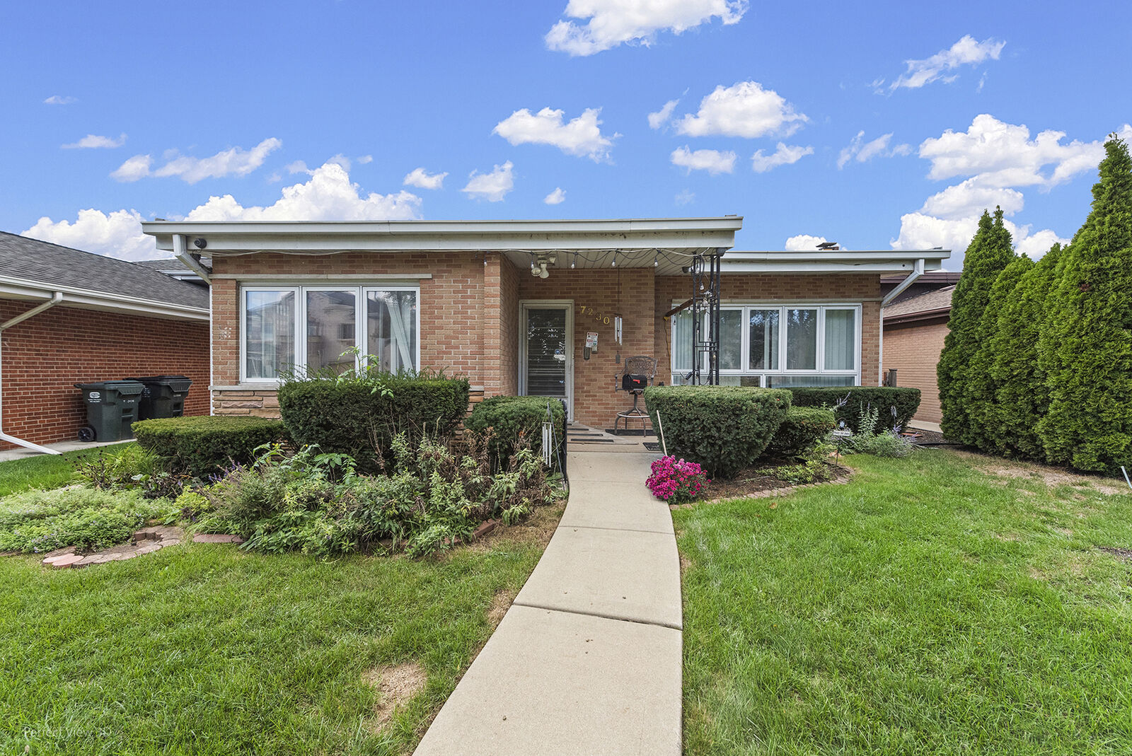 Property Photo: 7230 N Keeler Avenue IL 60712