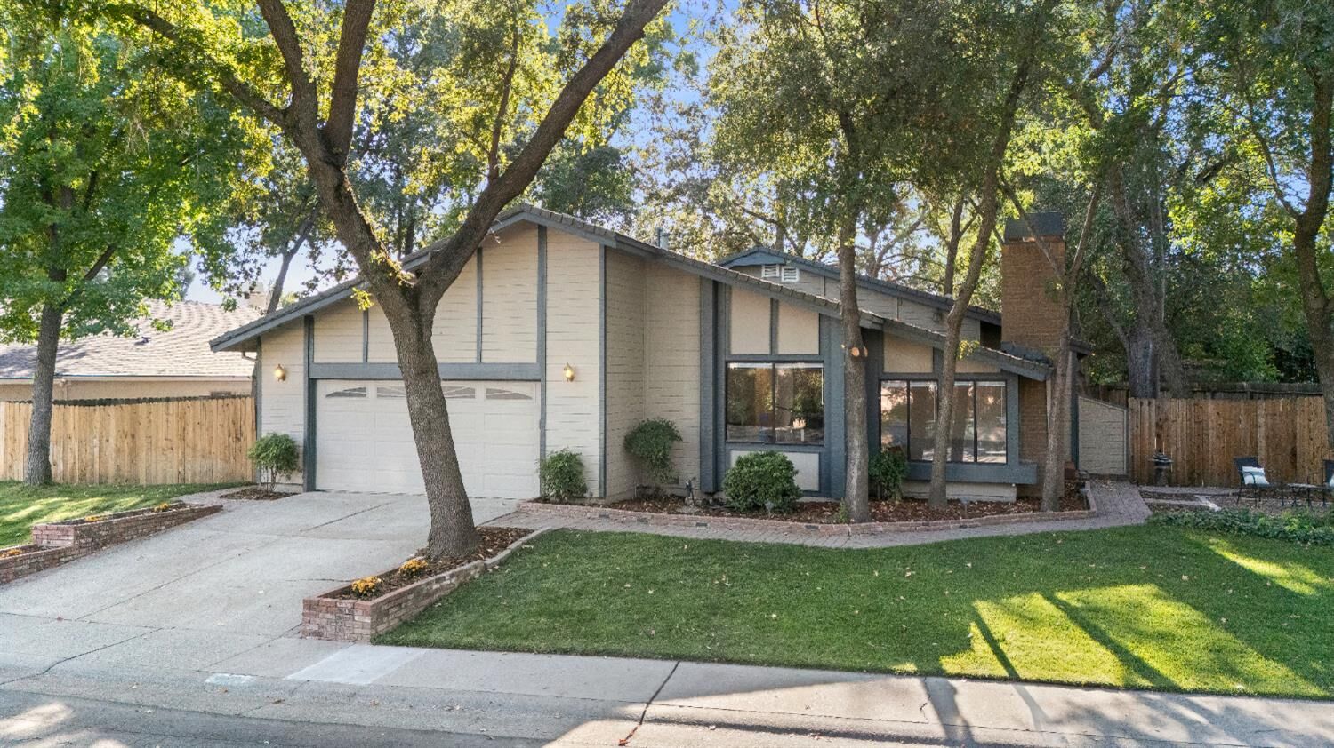 Property Photo: 6427 Wittenham Way CA 95662