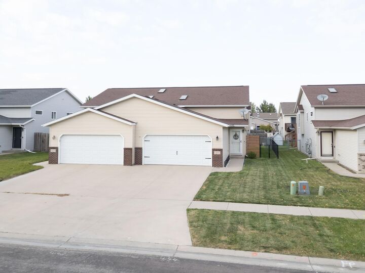 Property Photo: 4271 39 1/2 Avenue S ND 58104