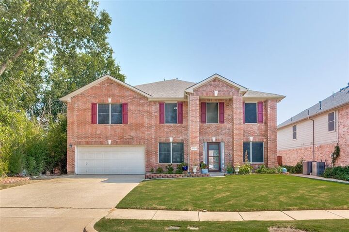 Property Photo: 2704 Country Grove Trail TX 76063