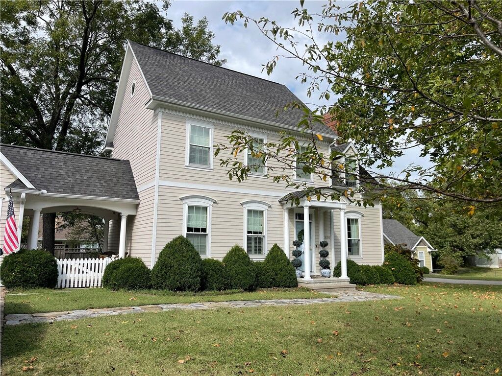 Property Photo: 1005 W Jefferson Street AR 72761