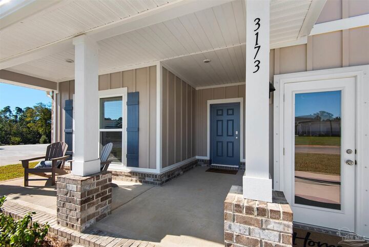 Property Photo: 3451 Crossvine Rd FL 32533