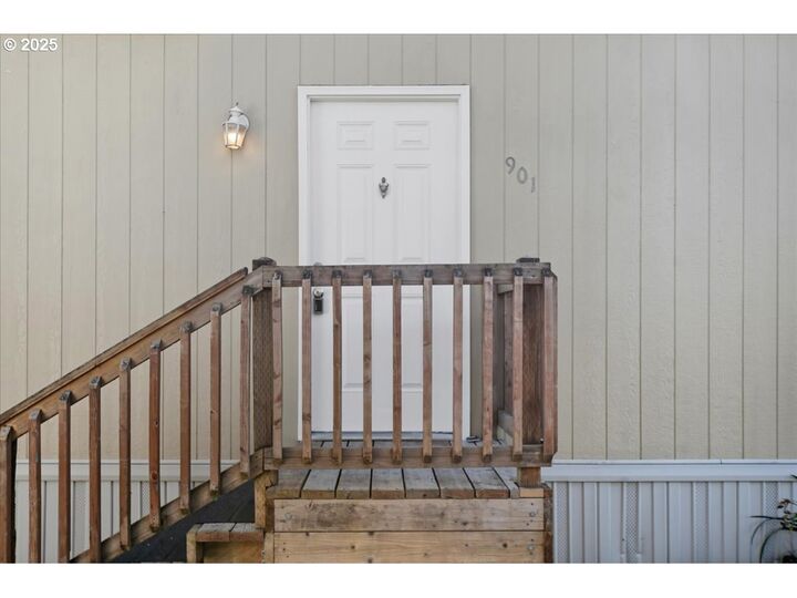 Property Photo:  300 SW 7th Ave 901  WA 98604 