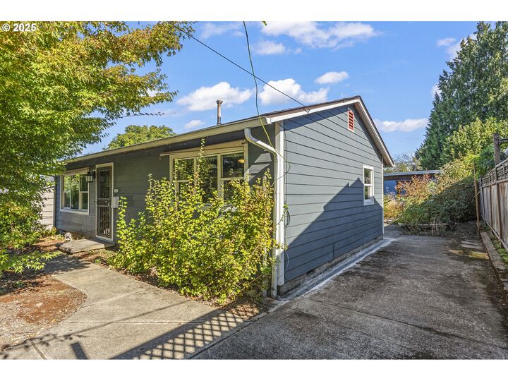 Property Photo: 9200 N Chase Ave OR 97217