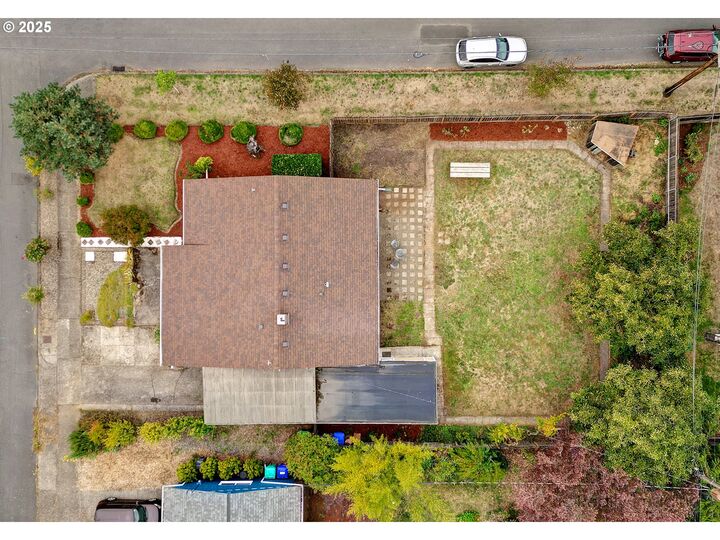 Property Photo:  7701 SE Lincoln St  OR 97215 