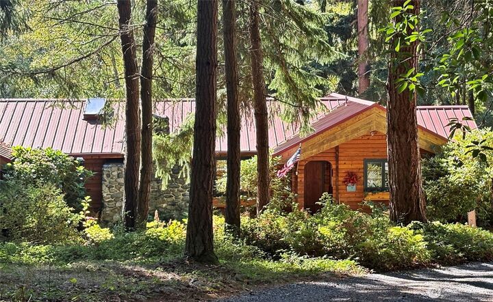Property Photo: 898 E Meadowood Lane WA 98249