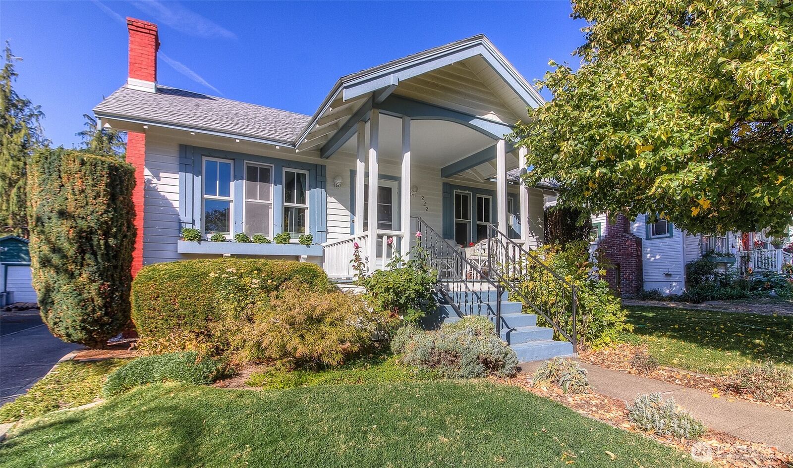 Property Photo: 222 S 18th Avenue WA 98902