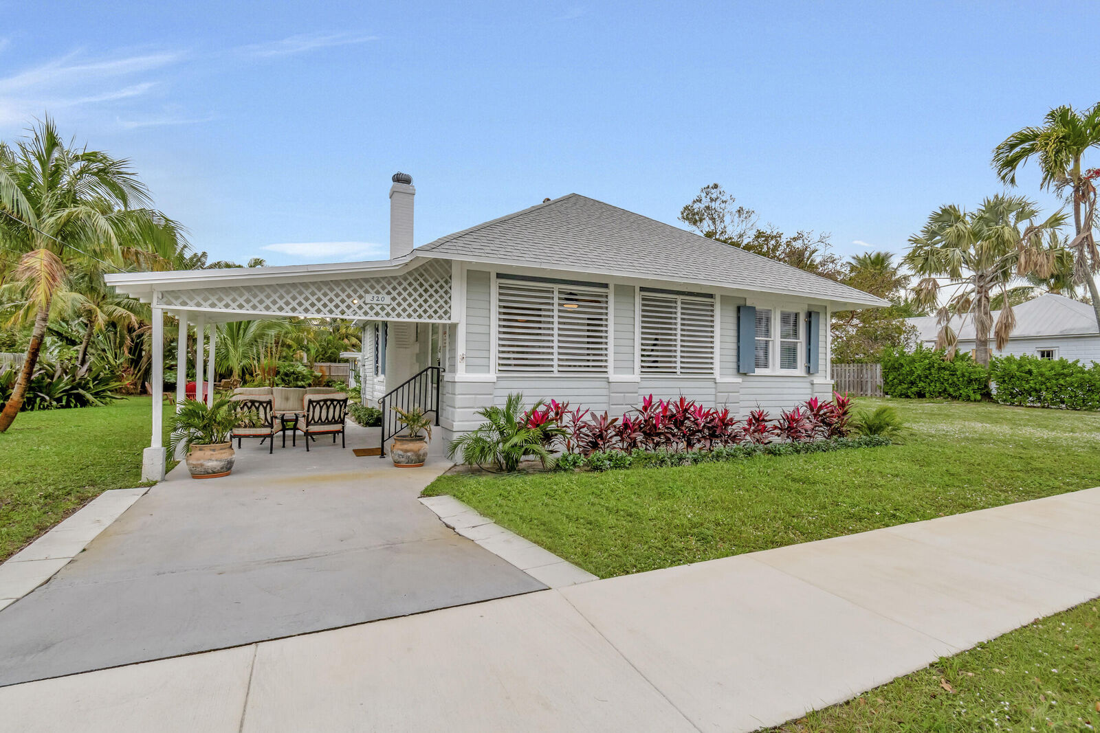 Property Photo: 320 SE 4th Avenue FL 33483