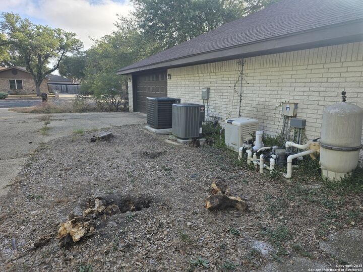 Property Photo: 6207 Pine Needles TX 78244