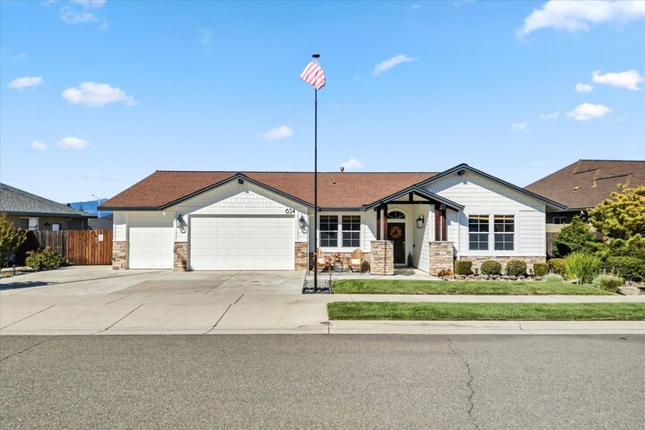 654 Rogue River Way  Redding CA 96003 photo