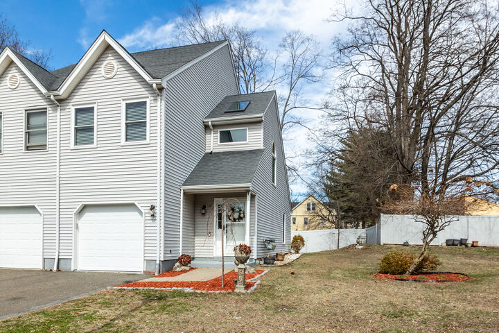 Property Photo:  16 Maple Street 11  CT 06066